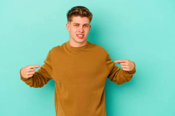 Ung Kaukasisk Man Isolerad Blå Bakgrund Pekar Ner Med Fingrar — Stockfoto