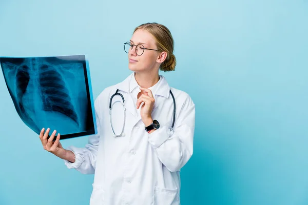 年轻的俄罗斯女医生 带着蓝色骨科扫描的想法 想出了一个主意 — 图库照片