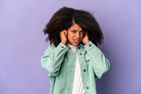 Joven Mujer Rizada Afroamericana Aislada Sobre Fondo Púrpura Cubriendo Las —  Fotos de Stock