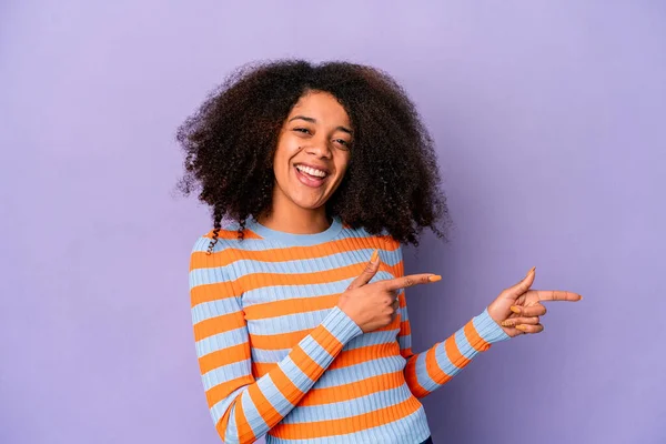 Jeune Afro Américaine Bouclée Femme Isolée Sur Fond Violet Excité — Photo