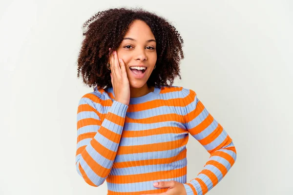 Νεαρή Αφροαμερικάνα Γυναίκα Μικτής Φυλής Απομονωμένη Γελάει Χαρούμενα Και Διασκεδάζει — Φωτογραφία Αρχείου