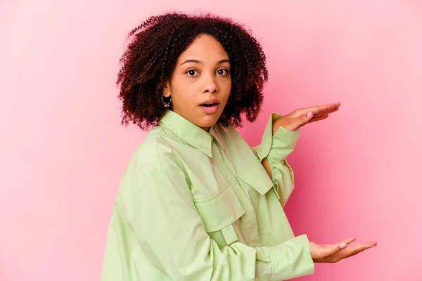 Young African American Mixed Race Woman Isolated Shocked Amazed Holding — Stock Photo, Image
