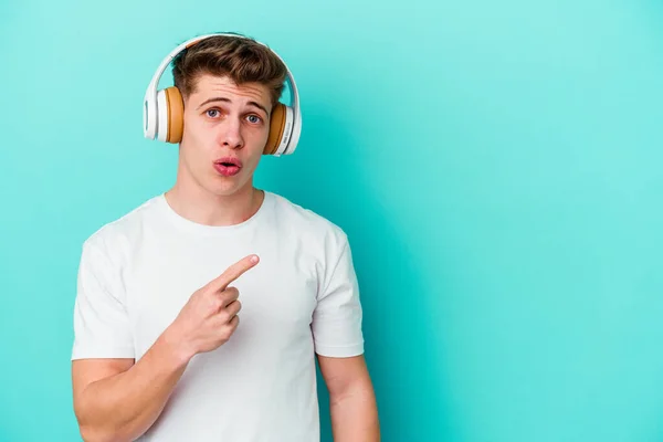 Jonge Blanke Man Luisteren Naar Muziek Met Een Koptelefoon Geïsoleerd — Stockfoto