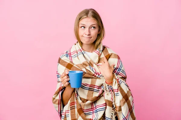 Jonge Russische Vrouw Gewikkeld Een Deken Drinken Koffie Verward Voelt — Stockfoto