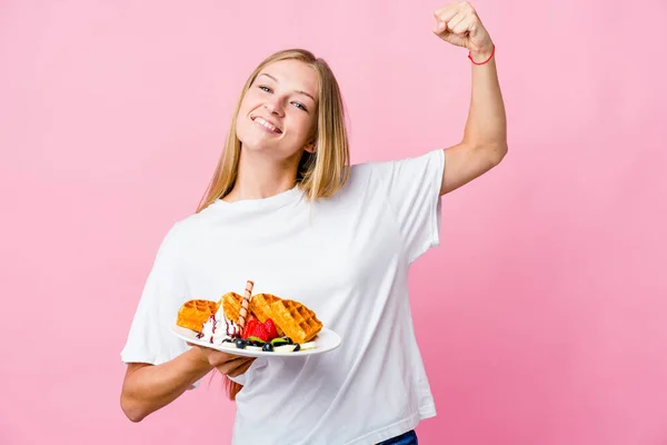 Genç Rus Kadın Waffle Yiyor Izole Edilmiş Güçlü Hareketlerini Kollarıyla — Stok fotoğraf