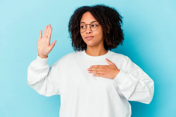 年轻的非洲裔美国混血女子被隔离 手指指向前方 — 图库照片