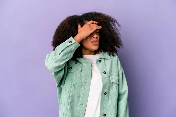 若いアフリカ系アメリカ人の女性は紫の背景に寺院に触れ 頭痛を持って隔離されました — ストック写真