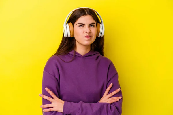 Jonge Kaukasische Vrouw Luisteren Naar Muziek Met Hoofdtelefoon Geïsoleerd Roze — Stockfoto