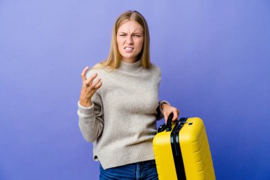 Genç Rus kadın bavulu tutarken gergin elleriyle çığlık atıyordu..