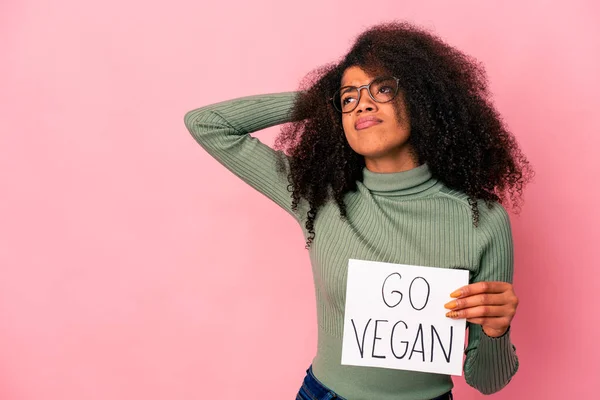 Jovem Afro Americana Encaracolada Segurando Cartaz Vegan Tocando Parte Trás — Fotografia de Stock