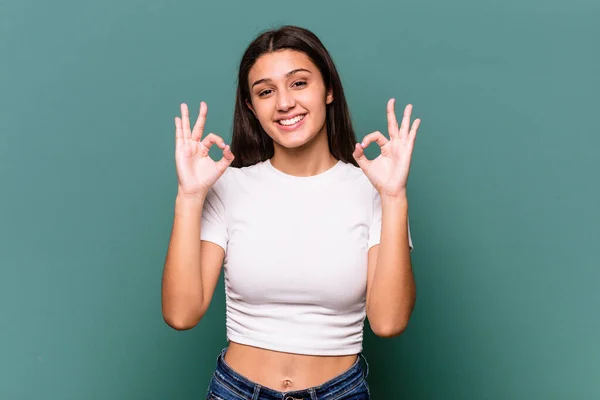 Jovem Indiana Mulher Isolado Azul Fundo Alegre Confiante Mostrando Gesto — Fotografia de Stock