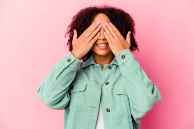 Genç Afro-Amerikan melez kadın izole edilmiş. Gözleri kapalı, gülümseyerek bir sürpriz bekliyor..