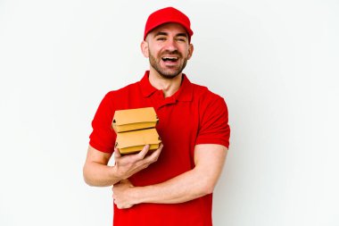 Beyaz arka planda izole edilmiş, gülen ve eğlenen beyaz bir teslimatçı..