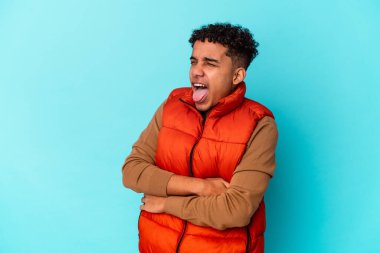 Genç Afro-Amerikalı kıvırcık adam mavi renkli ve dostane bir dille izole edilmiş..