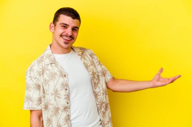 Sarı arka planda izole edilmiş beyaz bir adam hoş bir yüz ifadesi sergiliyor..