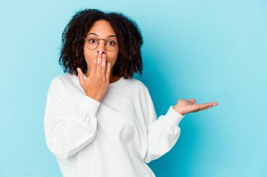 Genç Afro-Amerikan melez kadın Palm 'da bir kopyası olduğu için heyecanlı..