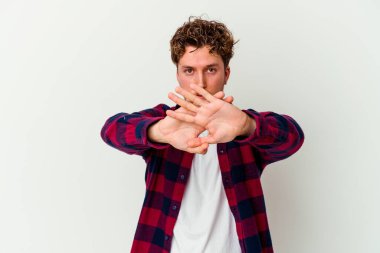 Beyaz arka planda izole genç beyaz adam inkar jesti yapıyor.