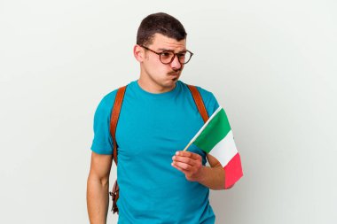 İtalyan bayrağı taşıyan beyaz bir öğrenci.