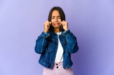 Genç melez kadın mızmızlanıyor ve ağlıyor..