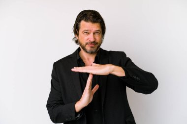 Orta yaşlı bir Hollandalı beyaz arka planda izole edilmiş bir şekilde bir mola hareketi gösteriyor.