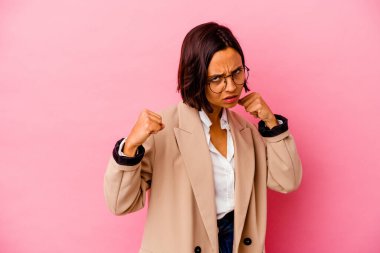 Pembe arka planda izole edilmiş genç iş kadını bir tartışma yüzünden yumruk, öfke, kavga, boks..