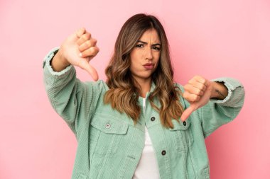 Kafkasyalı genç bir kadın izole edilmiş, baş parmağını aşağı gösteriyor ve hoşlanmadığını ifade ediyor..