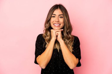 Kafkasyalı genç bir kadın yalnız, elleri çenesinin altında, mutlu bir şekilde yan tarafa bakıyor..