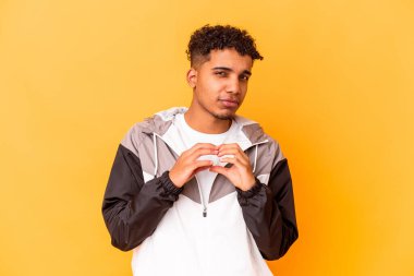 Genç Afro-Amerikan Kıvırcık Adam, mor bir plan üzerinde izole edilmiş, bir fikir kuruyor..