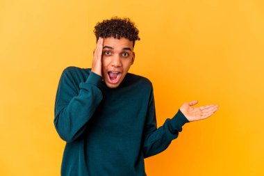 Genç Afro-Amerikalı kıvırcık adam, mor üzerine izole edilmiş..