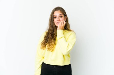 Tırnak yiyen genç beyaz kadın, gergin ve çok endişeli..