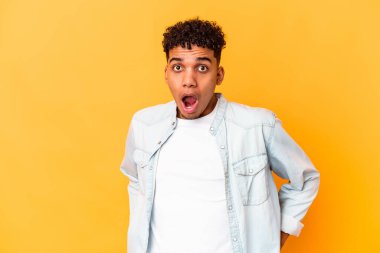 Genç Afro-Amerikalı kıvırcık adam, gördüğü bir şey yüzünden mora büründü..