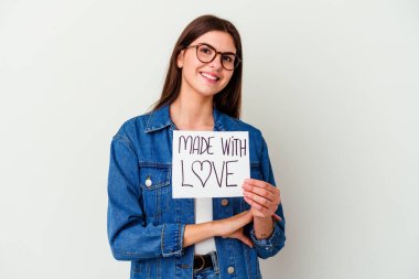 Elinde tuttuğu beyaz kadın gezegenimizi koruyor izole edilmiş omuz silkiyor ve gözleri açık..