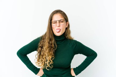 Genç, beyaz, komik ve dost canlısı bir kadın..