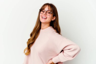 Beyaz arka planda izole edilmiş beyaz tenli hoş bir kadın. Kendine güveniyor. Kalçaları tutuyor..