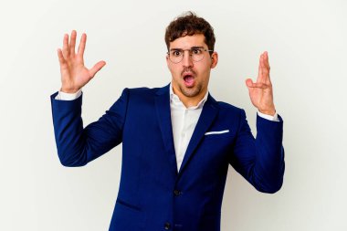 Beyaz arka planda izole genç beyaz adam gökyüzüne bağırıyor, yukarı bakıyor, hayal kırıklığına uğramış.