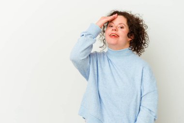 Down sendromlu bir kadın gülerek, kaygısızca, doğal duygularla kendini soyutlamış..