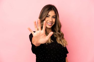 Genç beyaz kadın, tebessümlü tebessüm eden parmaklarıyla beş numarayı gösterdi..