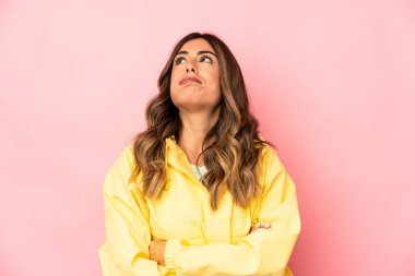 Kafkasyalı genç bir kadın sürekli tekrarlanan bir görevden yoruldu..