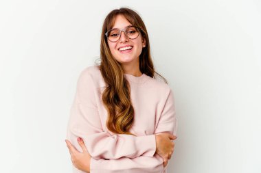 Beyaz arka planda kendini güvende hisseden, kararlılıkla kollarını kavuşturan beyaz tenli hoş bir kadın..