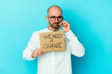 Kafkasyalı genç ve kel bir adam... Mor arka planda izole edilmiş, dudakları dudaklarında gizli bir panoya ihtiyacımız var..