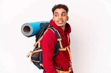 Genç Afro-Amerikan kıvırcık gezgin yalnız. Gülümsüyor, neşeli ve keyifli görünüyor..