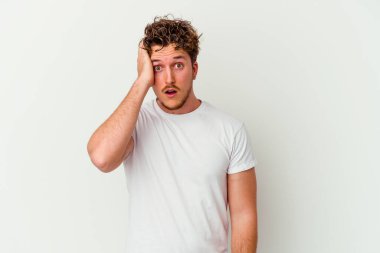 Beyaz arka planda izole genç beyaz adam şok, o önemli bir toplantı hatırladı.