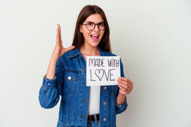 Beyaz arka planda izole edilmiş aşk tabelasıyla yapılmış beyaz bir kadın işaret parmağıyla hayal kırıklığı jesti yapıyor..