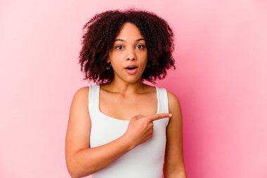 Genç Afro-Amerikan melez kadın, kenarı göstererek soyutlanmış.