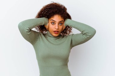 Genç Afrikalı Amerikalı kadın, beyaz arka planda izole edilmiş kulakları kulaklarıyla kapatıyor ve çok fazla ses duymamaya çalışıyor..