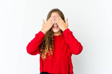 Kafkasyalı genç kadın elleriyle gözlerini kapatıyor, gülümseyerek bir sürpriz bekliyor..