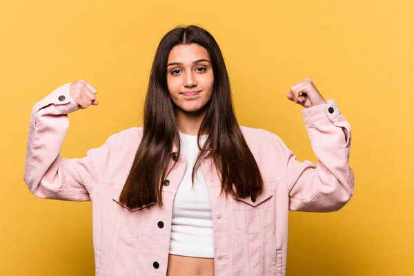 Young Indian Woman Isolated Yellow Background Showing Strength Gesture Arms — Stock Photo, Image