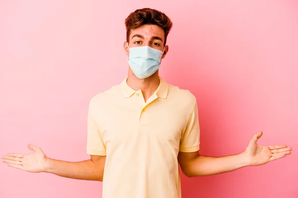 Young Caucasian Man Wearing Protection Coronavirus Isolated Pink Background Showing — Stock Photo, Image