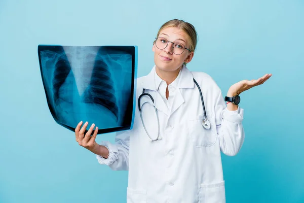 Junge Russische Ärztin Mit Knochenabtastung Auf Blauem Zweifeln Und Achselzuckenden — Stockfoto