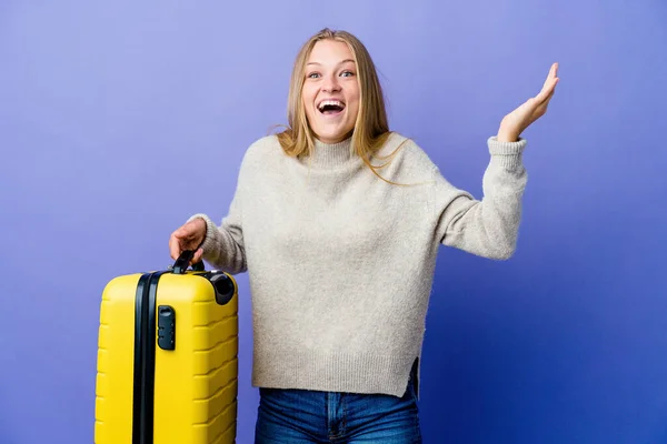 Joven Mujer Rusa Sosteniendo Maleta Para Viajar Recibiendo Una Grata —  Fotos de Stock